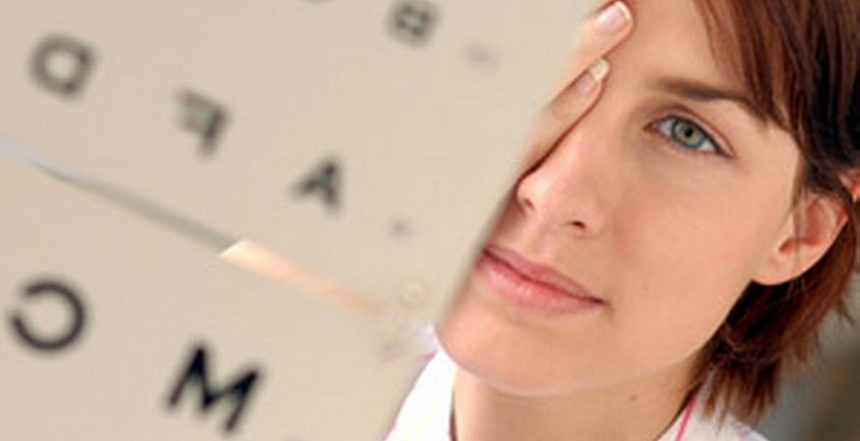 Examinare oftalmologică &mdash; medic verifică vederea unui pacient